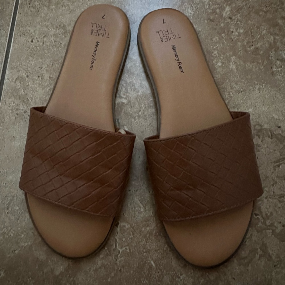 Time  and tru size 7 brown sandal